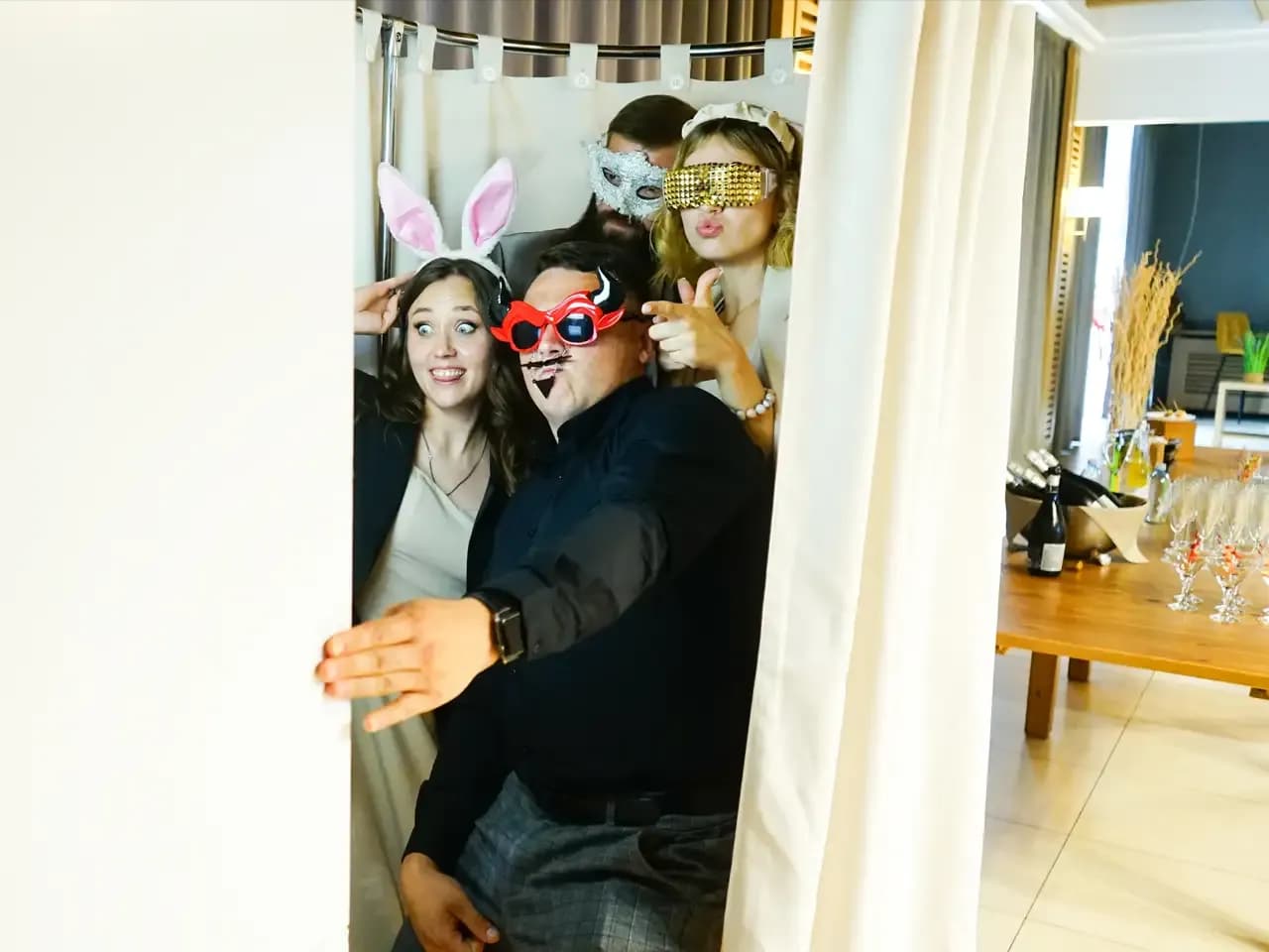 Гости делают селфи в фотобудке: съёмка в закрытой кабине