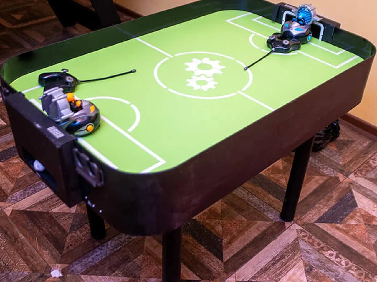 Робофутбол на столе: игровое поле с роботами-футболистами для матча 1 на 1