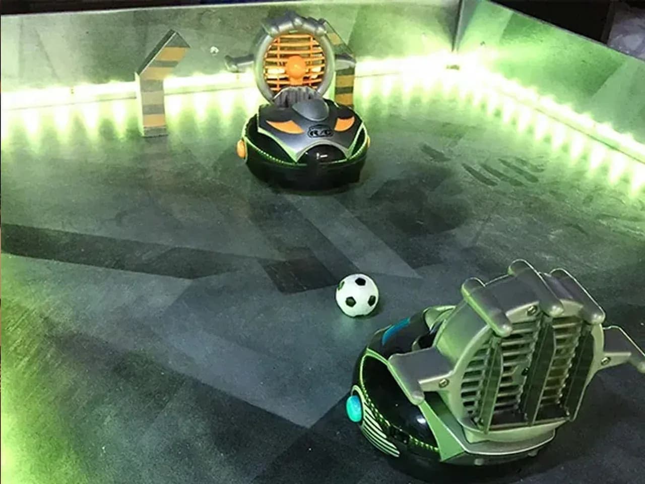 Роботы-футболисты на поле: крупный план игрового момента в робофутболе