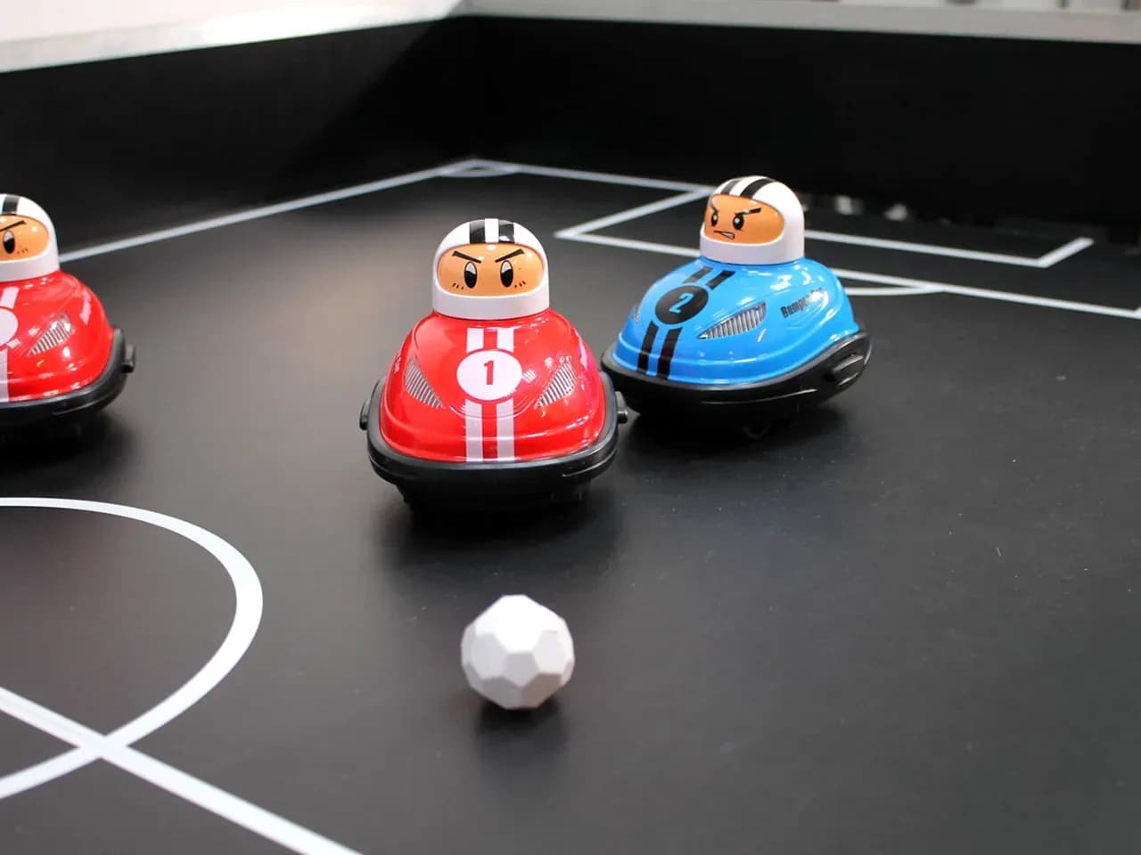 Робофутбол крупным планом: роботы и мяч на игровом поле