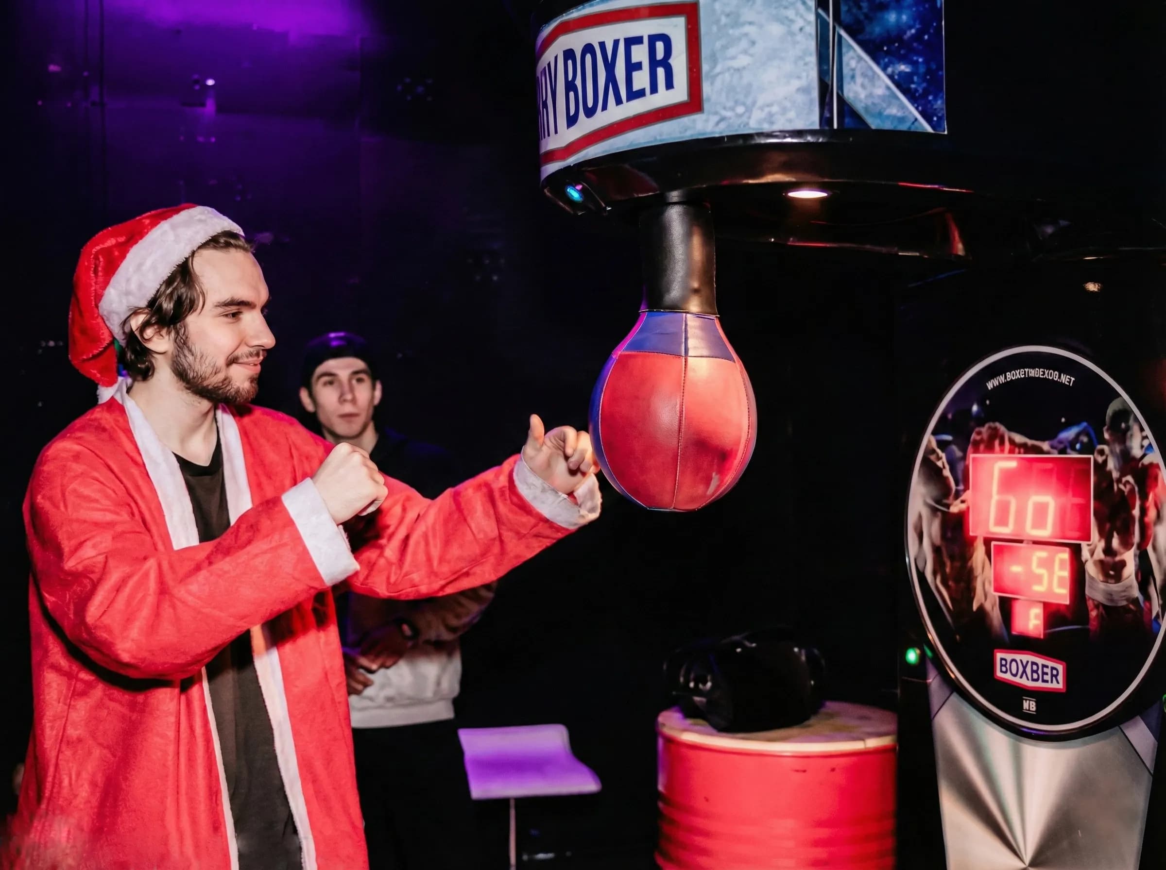 Гость на новогоднем корпоративе бьет грушу-силомер