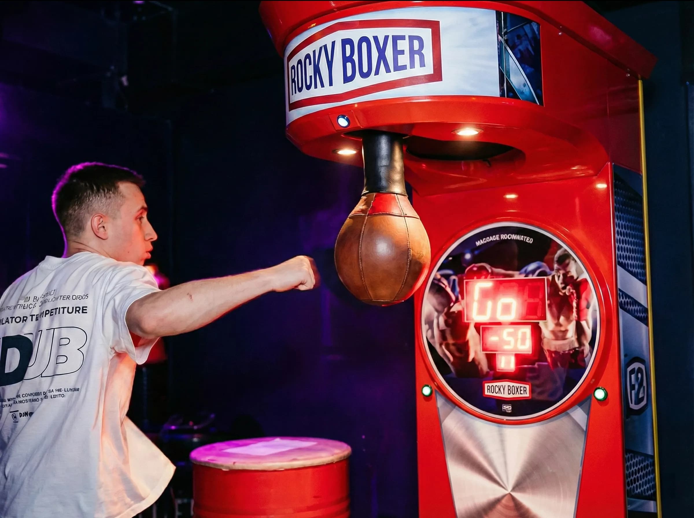 Гость отрабатывает удар по груше силомера boxer