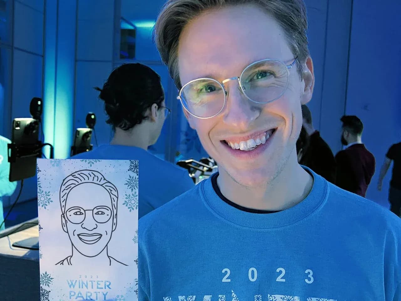 Гость с портретом от скетч бота: готовый скетч после рисования роботом