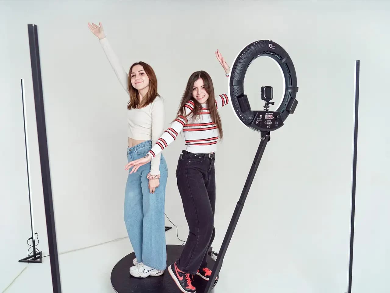 Гости на платформе слоумо 360: видеоспиннер для съёмки роликов