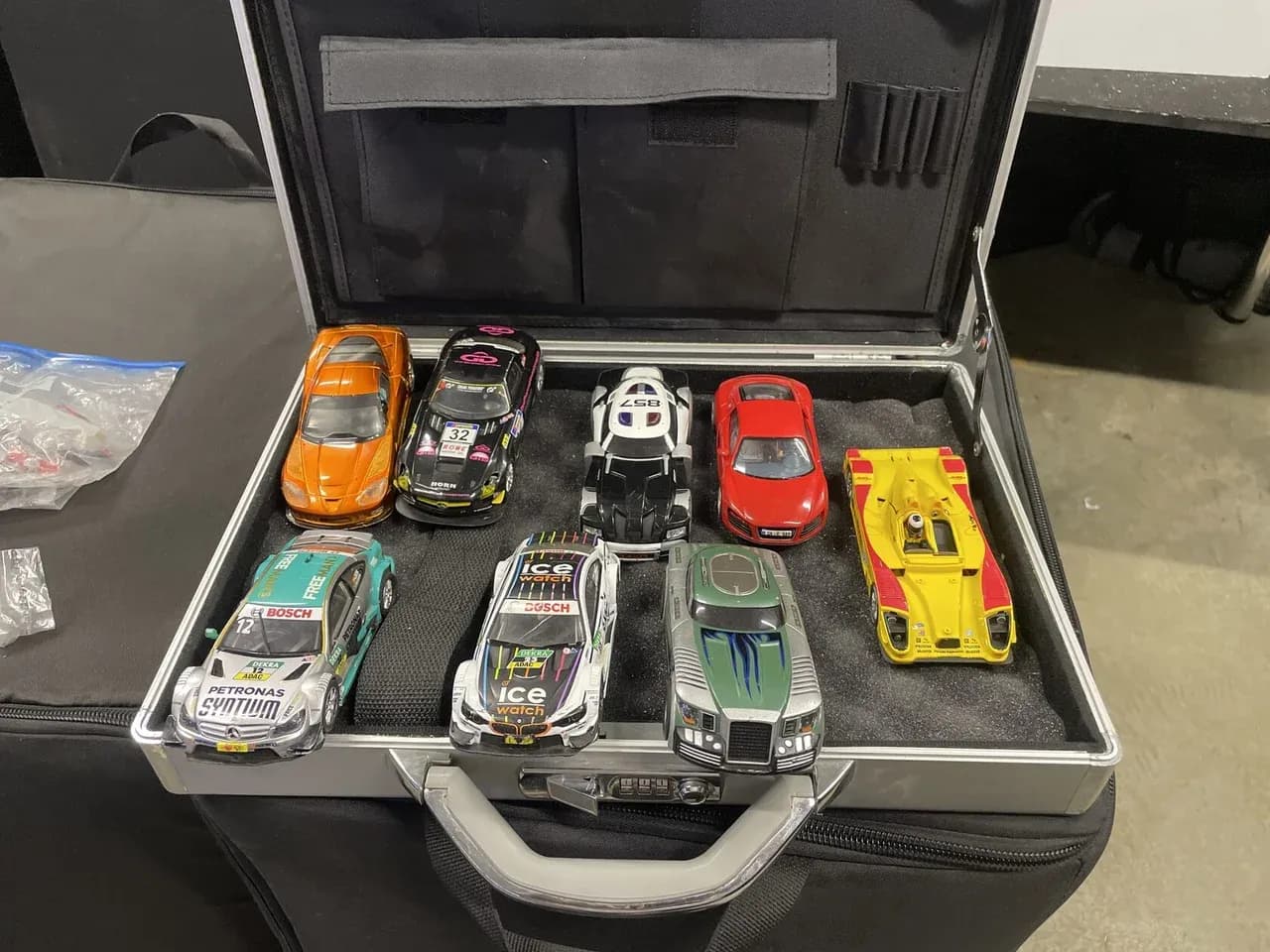 Набор машинок Slot Car в кейсе — автомобили для заездов