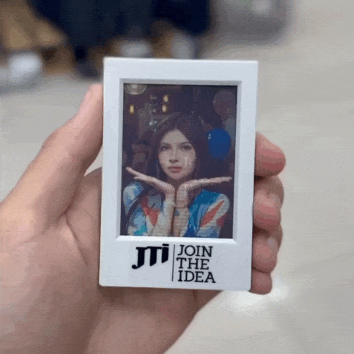 Снимок в стиле переливашки в руках у гостя