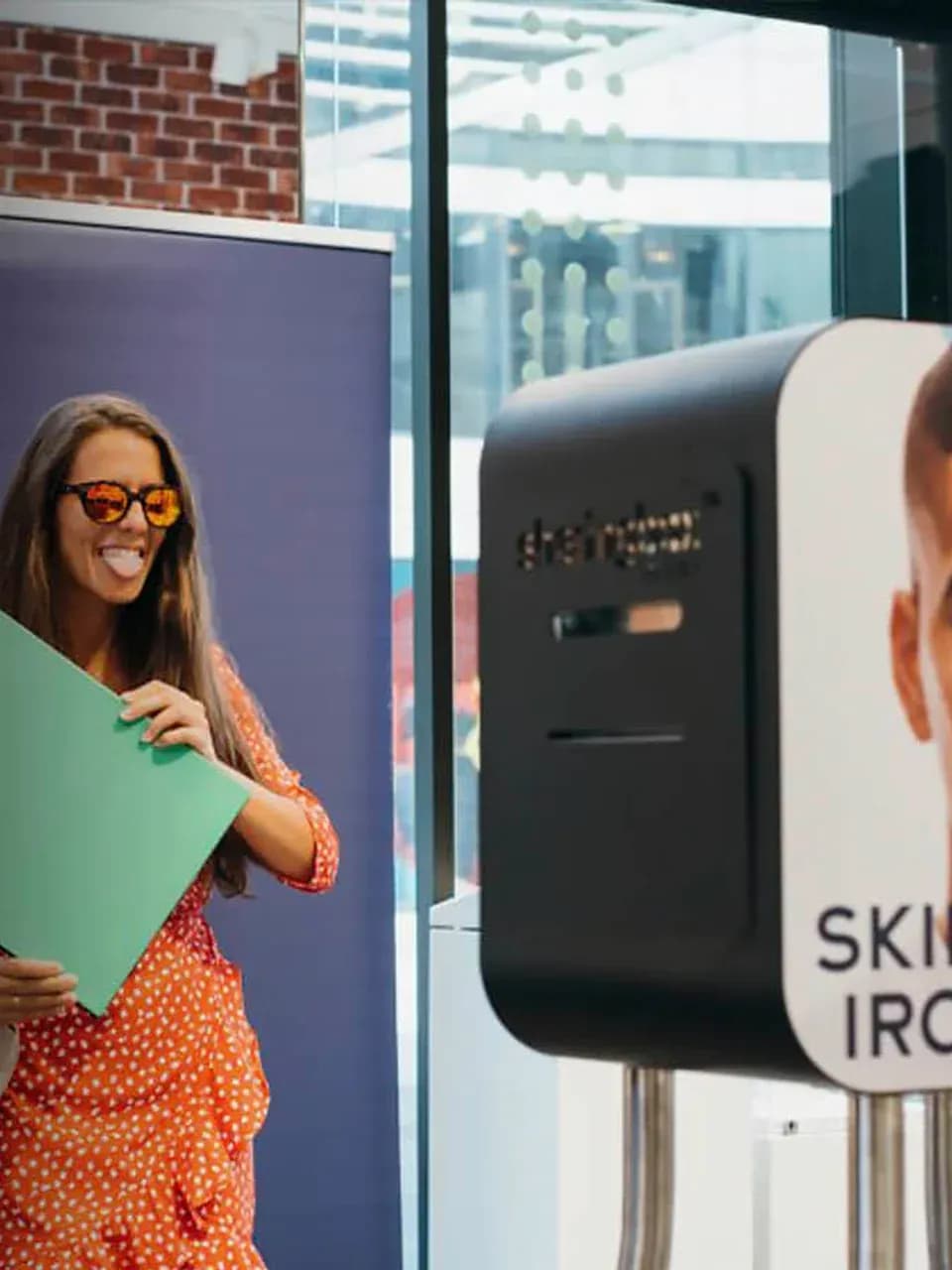 Супер Скан на мероприятии: гость держит зелёную плашку перед AR-сканером