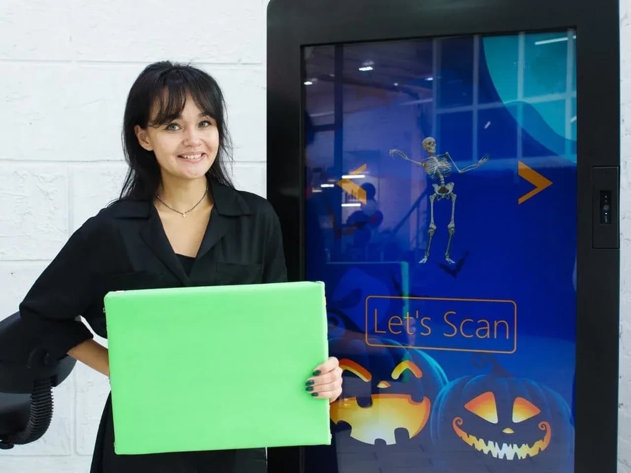 Супер Скан: участница с зелёной хромакей-плашкой у экрана интерактива