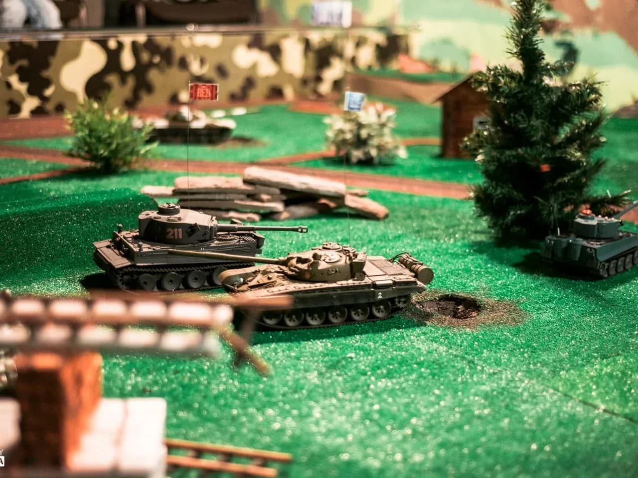 Танки на радиоуправлении на танковом полигоне