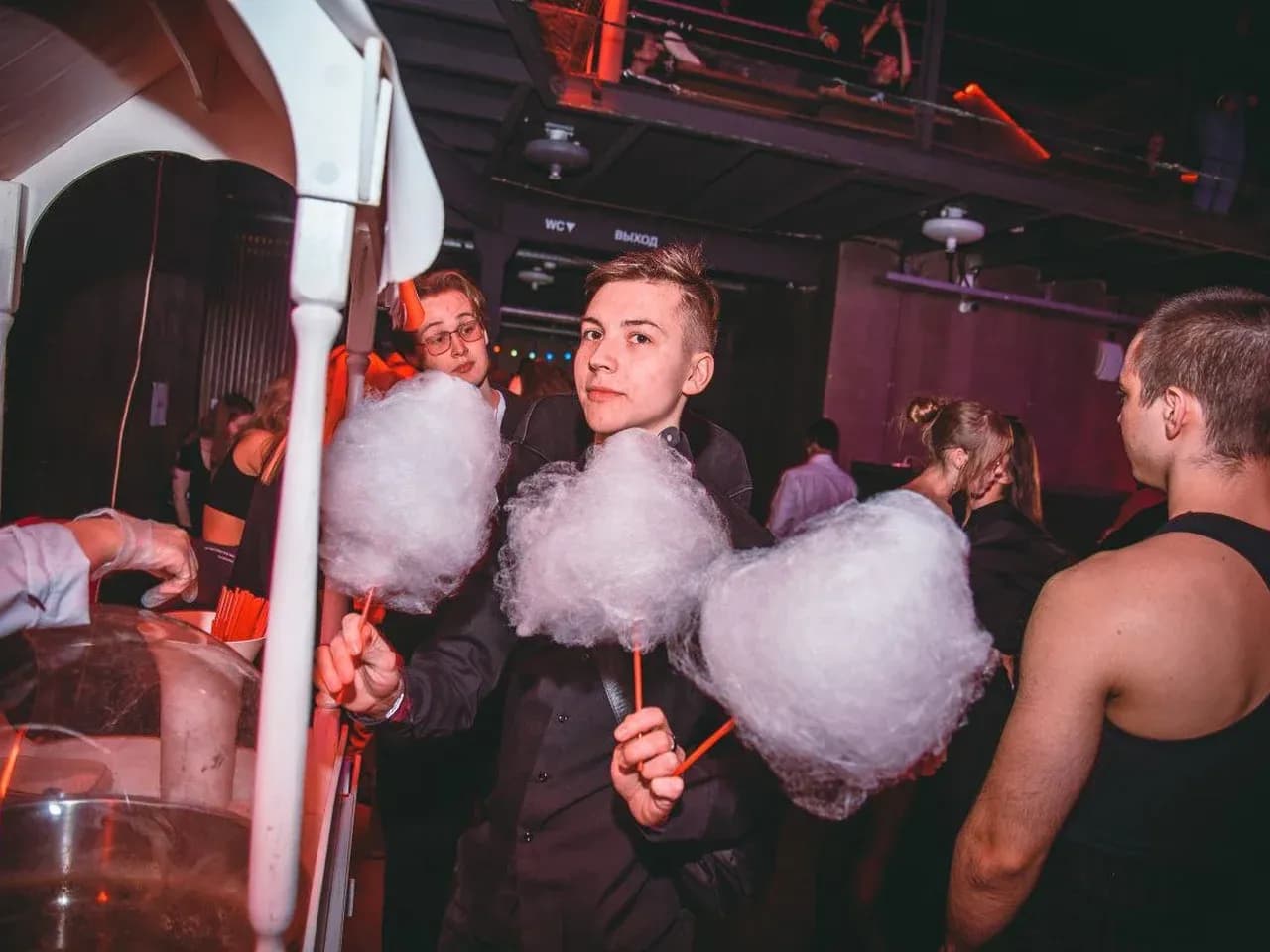 Гости с сахарной ватой на мероприятии: тележка сладкой ваты в зоне вечеринки