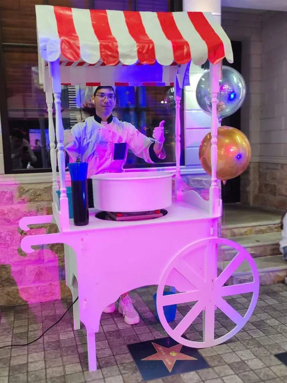 Тележка с сахарной ватой в аренду: ретро-стойка со сладкой ватой на площадке