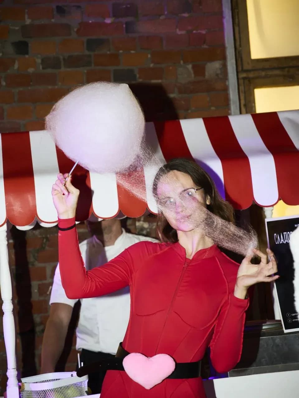 Гость с сахарной ватой у тележки: стойка сладкой ваты на мероприятии