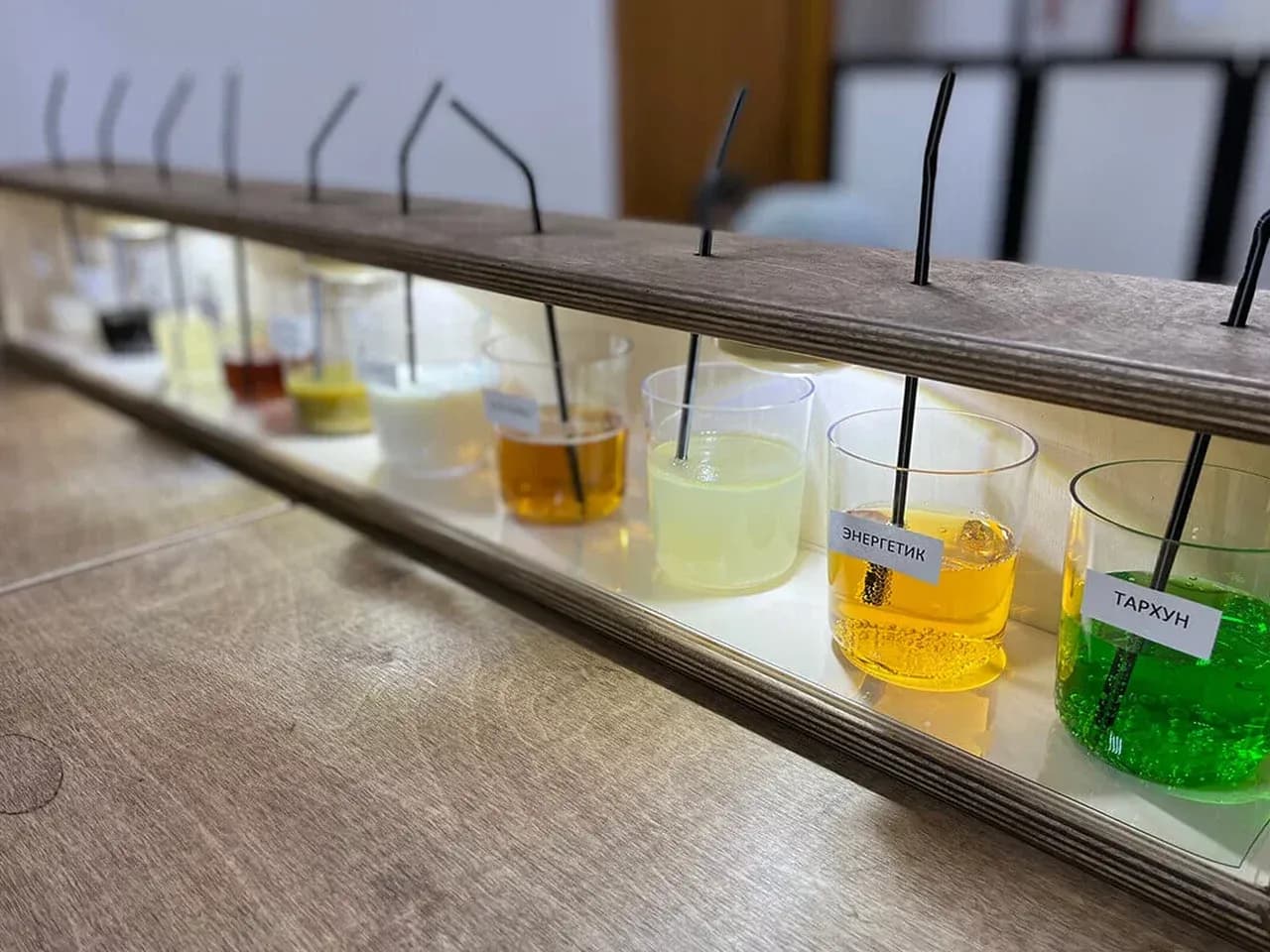 Ячейки с напитками для игры «Угадай напиток»: стаканчики с подписями вкусов