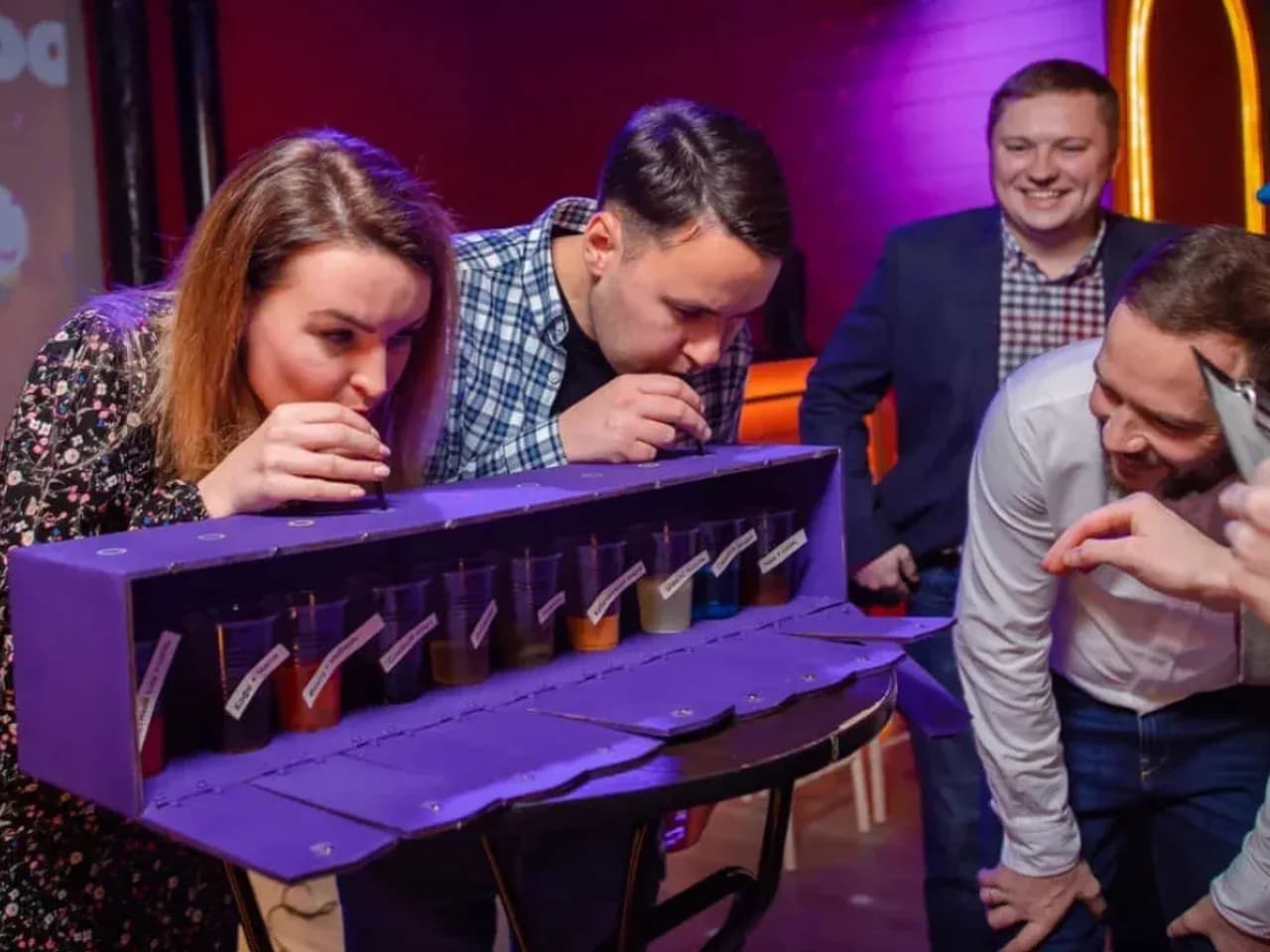 Гости играют в «Угадай напиток»: дегустационный конкурс на мероприятии