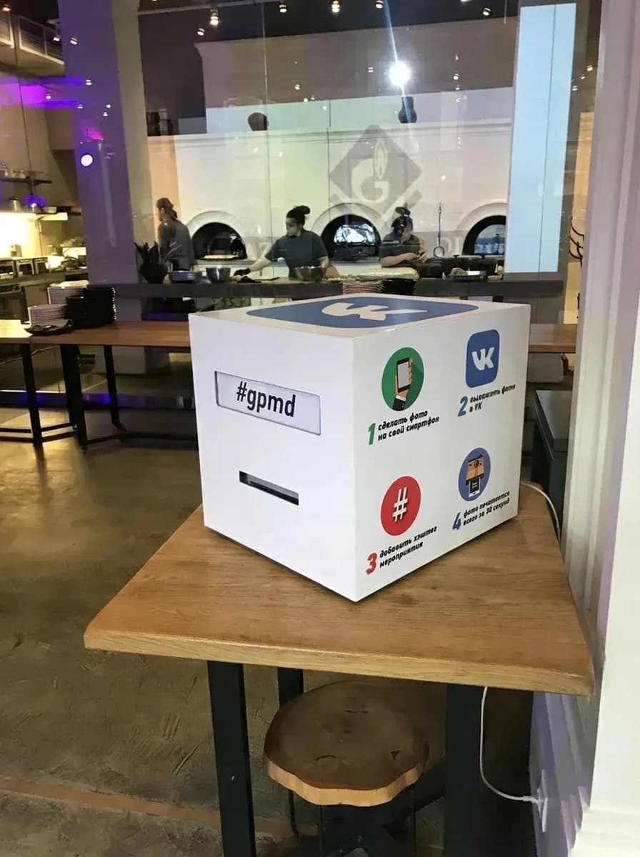 Принтер для хэштегов на столе