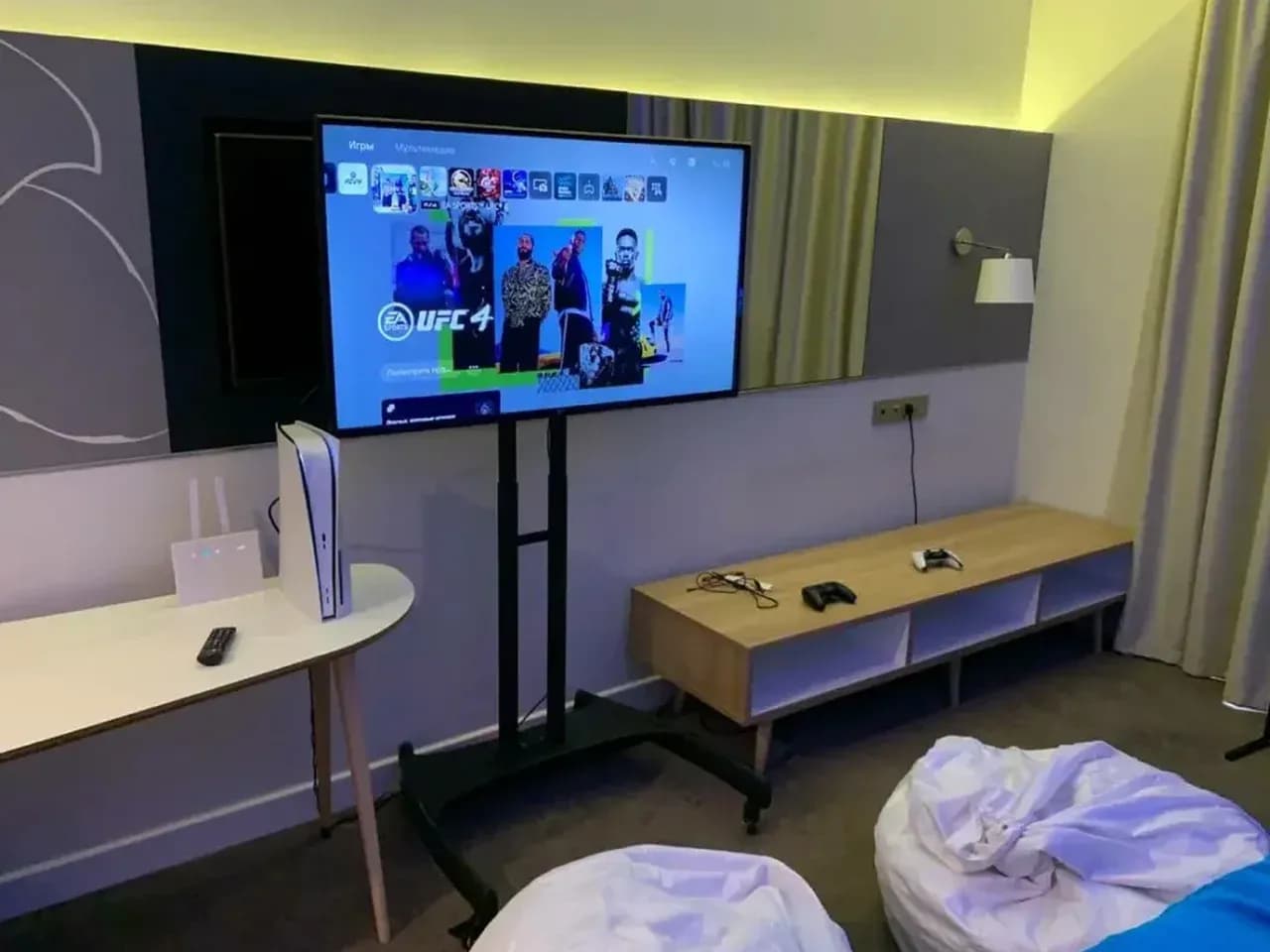 Игровая станция PlayStation на площадке: экран и консоль для гостей