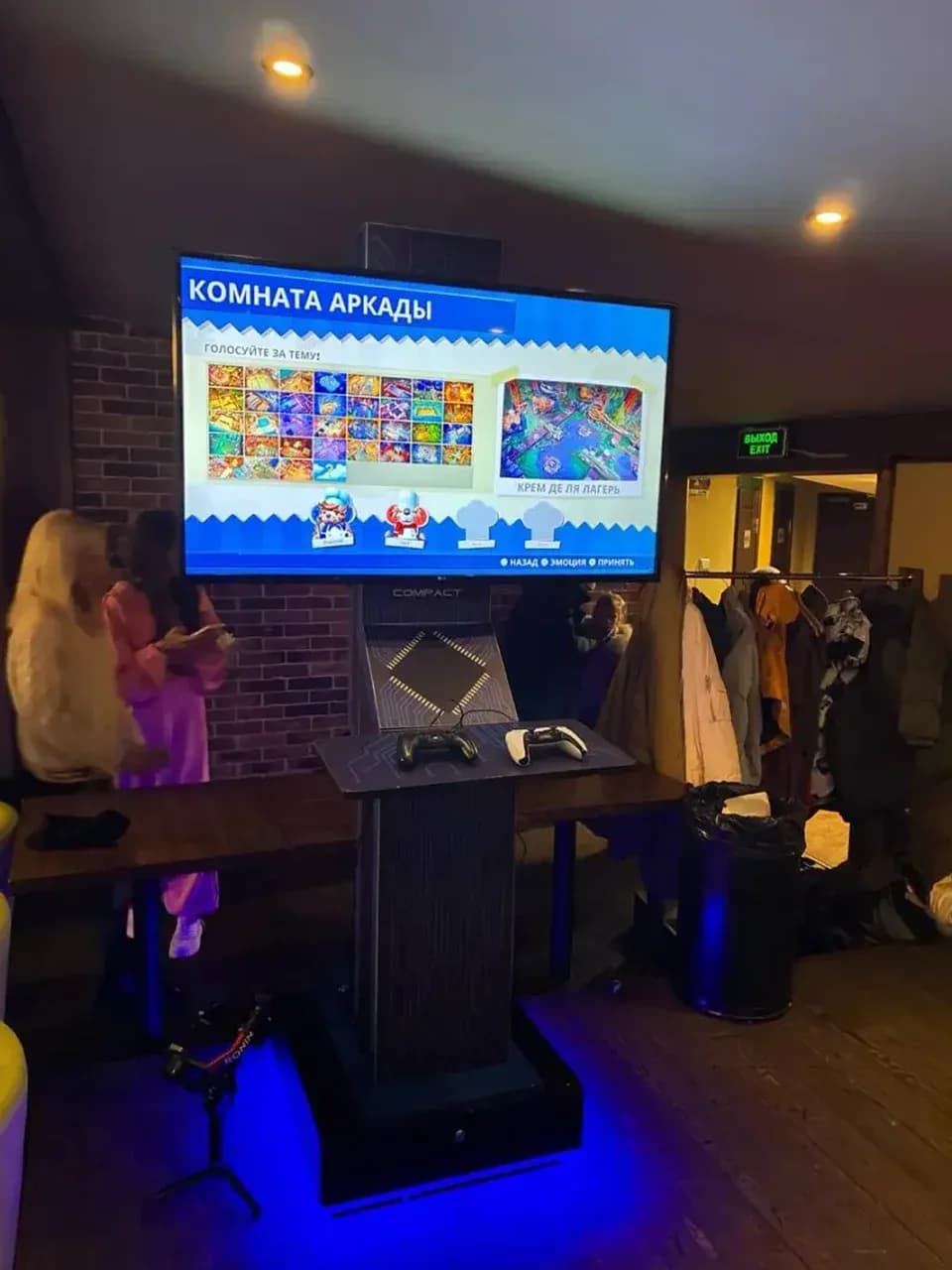 Игровая станция PlayStation на площадке: экран и консоль для гостей