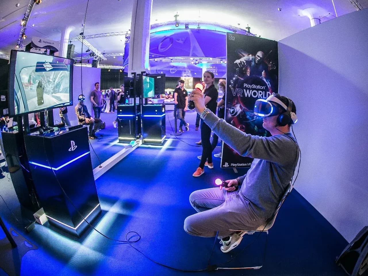 VR-зона на мероприятии: участник в шлеме виртуальной реальности и зрители