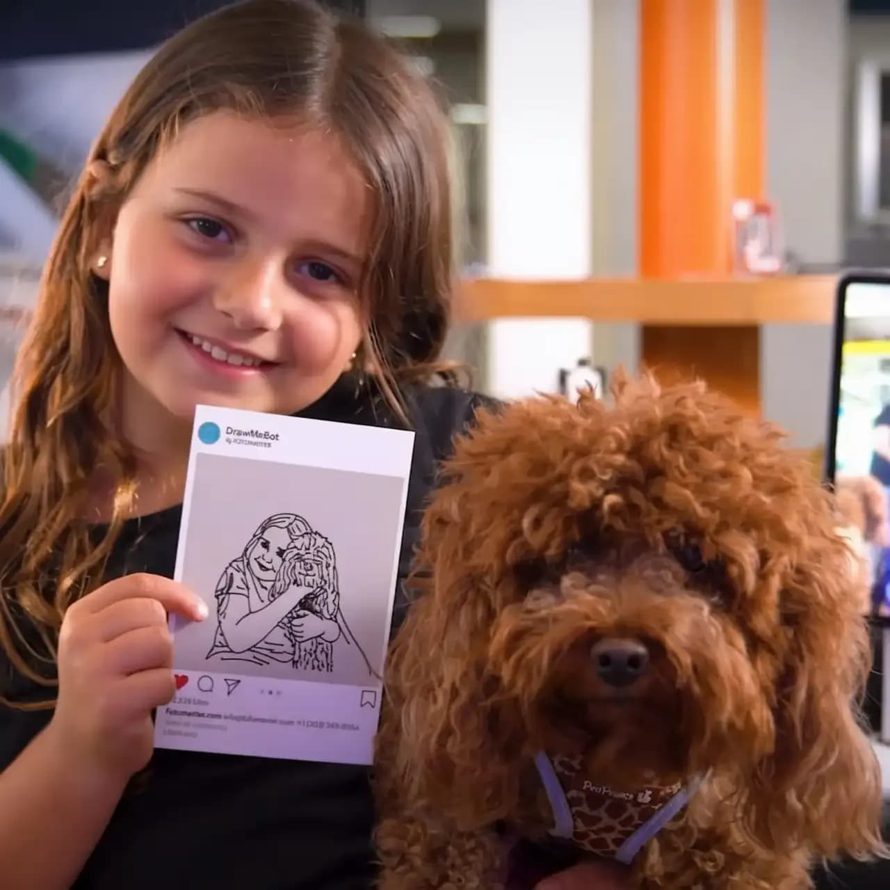 Ребенок держит в руках портрет нарисованный скетчроботом