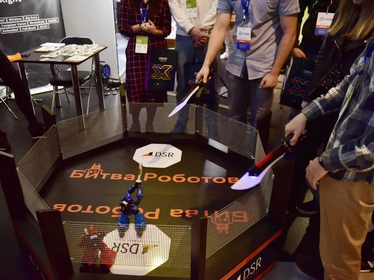 Гости играют в битву роботов, вид сверху