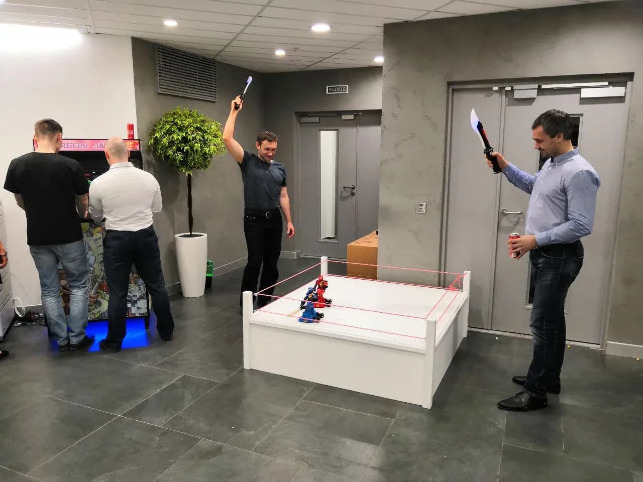 Участники играют в битву роботов