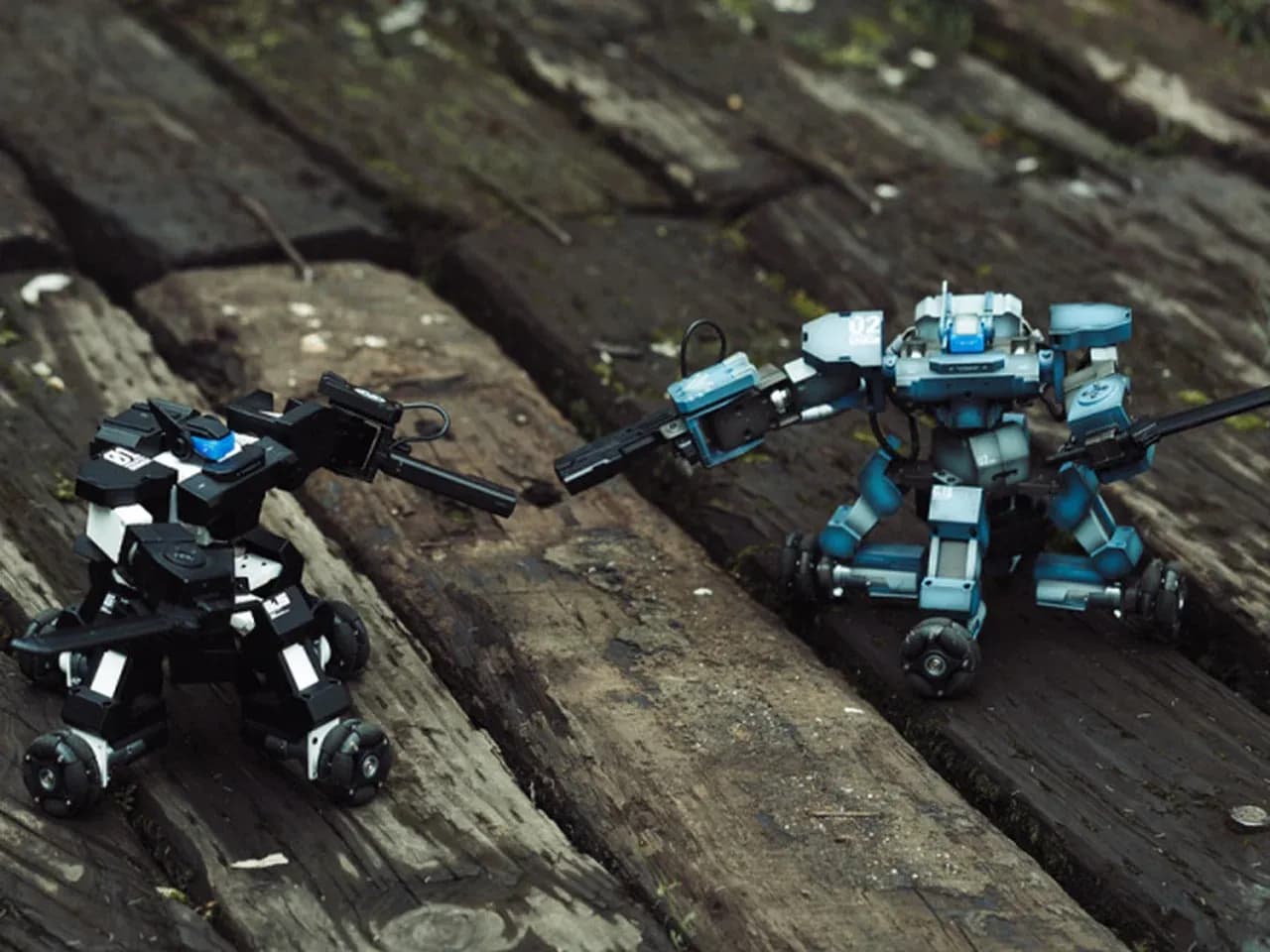 Битва роботов на уличной площадке