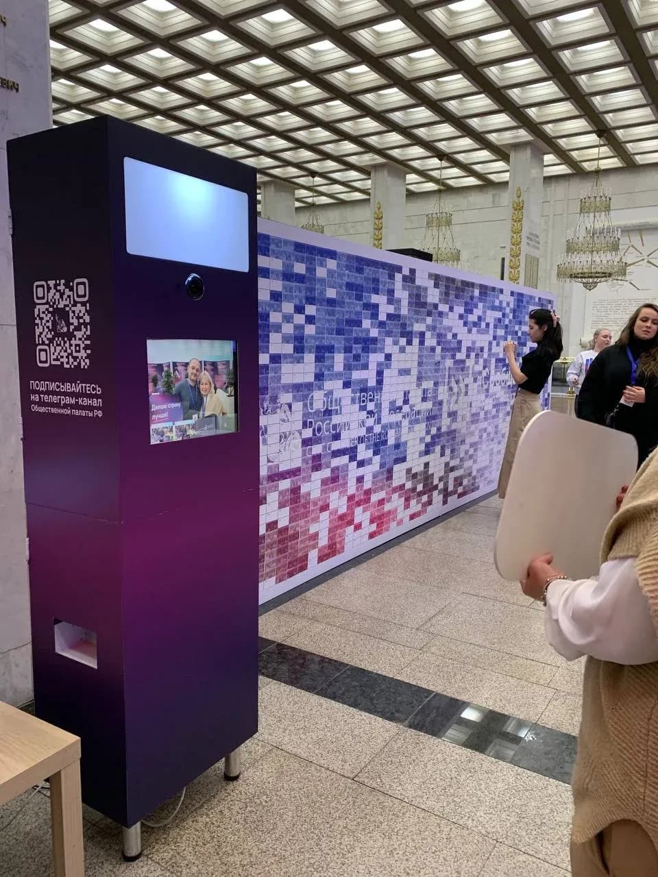 Пример фотомозайки 900 с фотостойкой в кадре