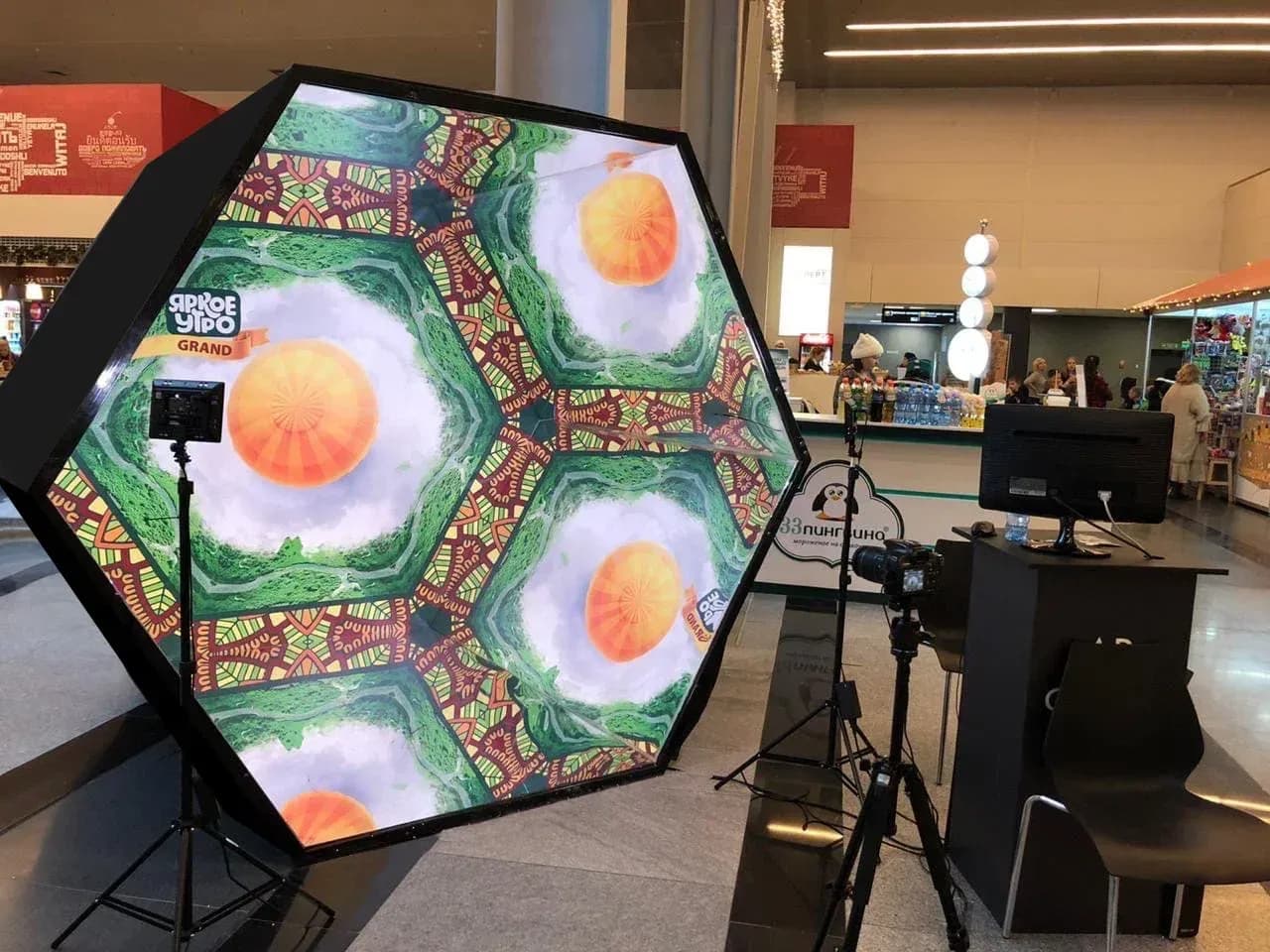 Огромный зеркальный калейдоскоп в зале