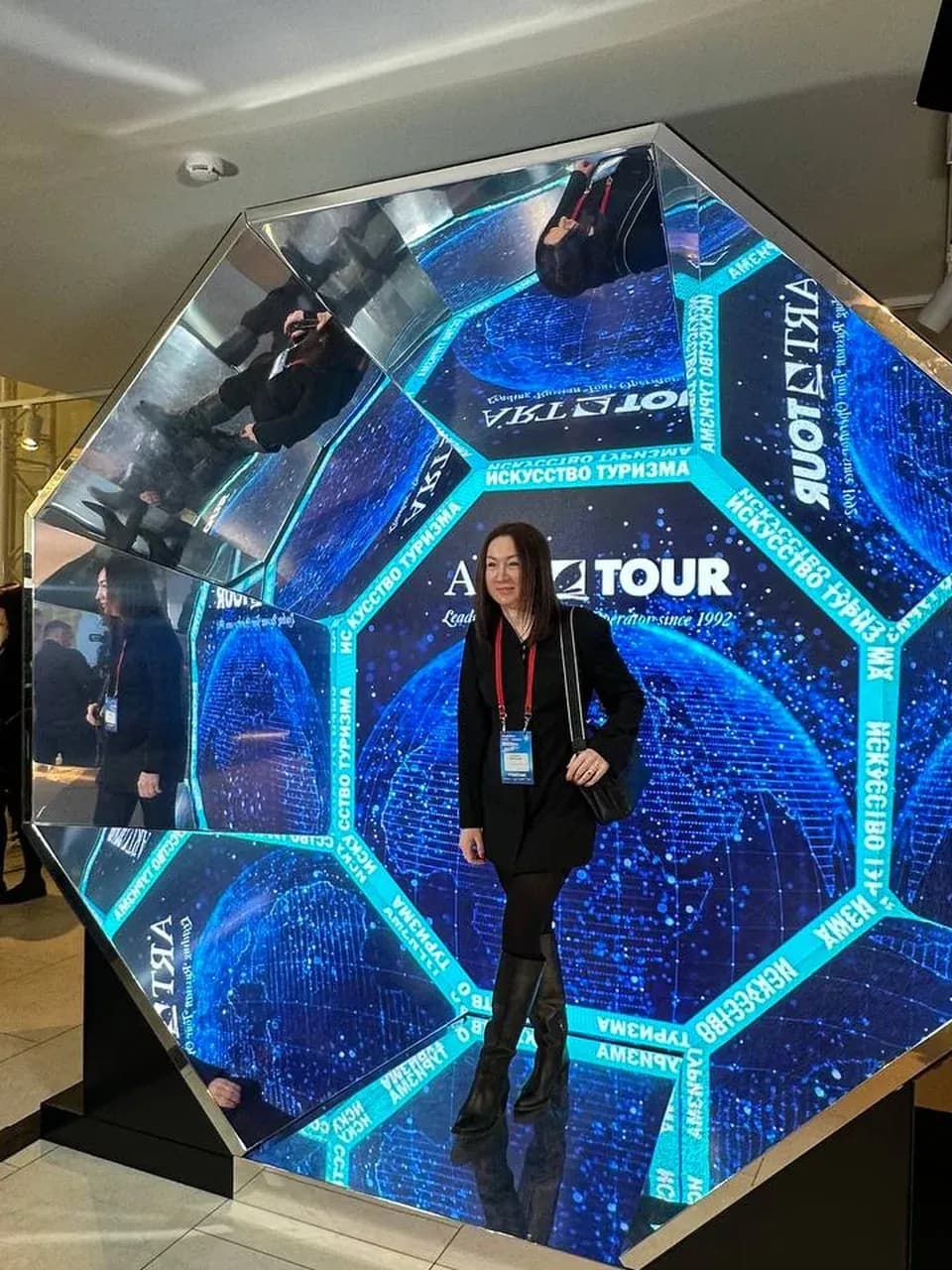 Гость позирует внутри гигантского LED калейдоскопа