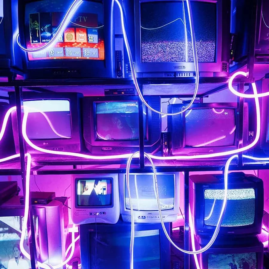 Фотозона из телевизоров: неоновая подсветка и ретро TV-экраны в инсталляции