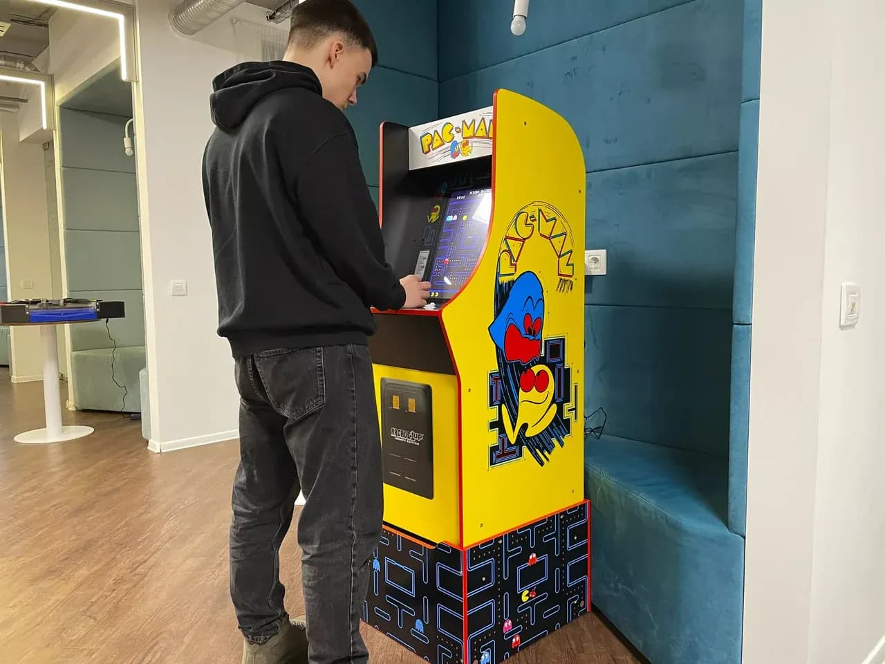 Аркадный автомат Pac-Man: игра на ретро-аппарате на площадке