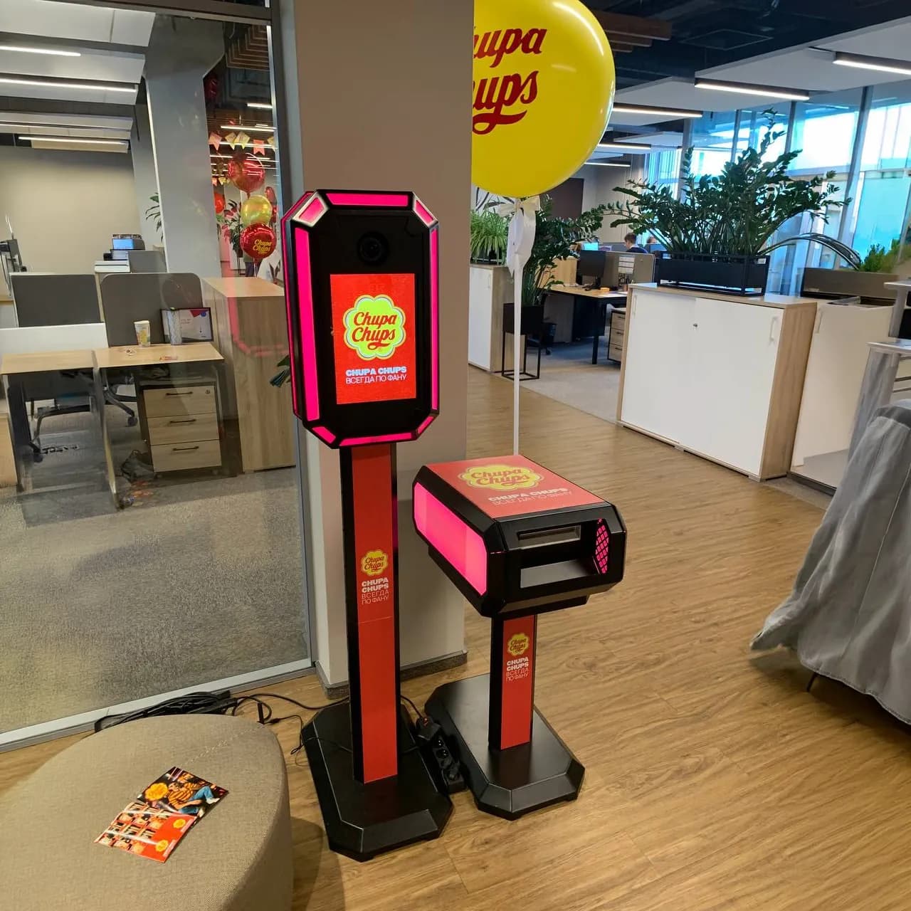 Пример брендинга корпуса Гиф стойки