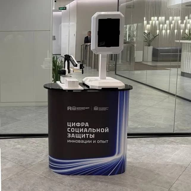 Скетч бот на стойке рессепшена