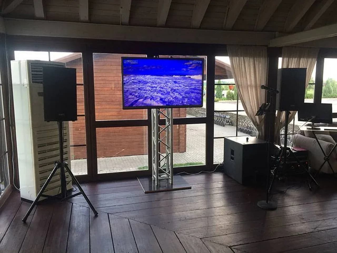 Экстремальное караоке на площадке: экран, акустика и стойка для запуска игры