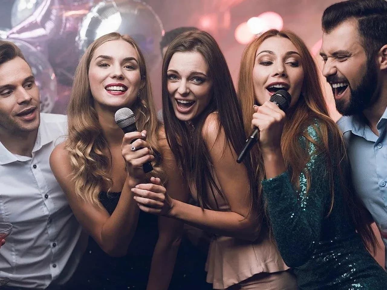 Караоке для компании: гости поют вместе в формате экстремального караоке