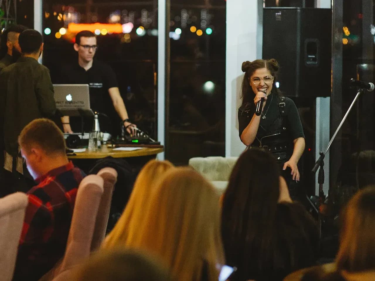 Экстремальное караоке на мероприятии: участник поёт у экрана, гости смотрят