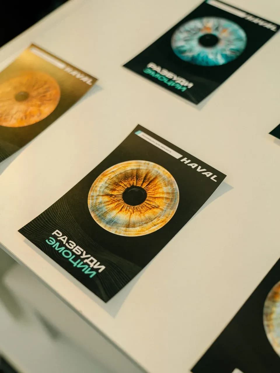 Фотографии радужки глаза на столе