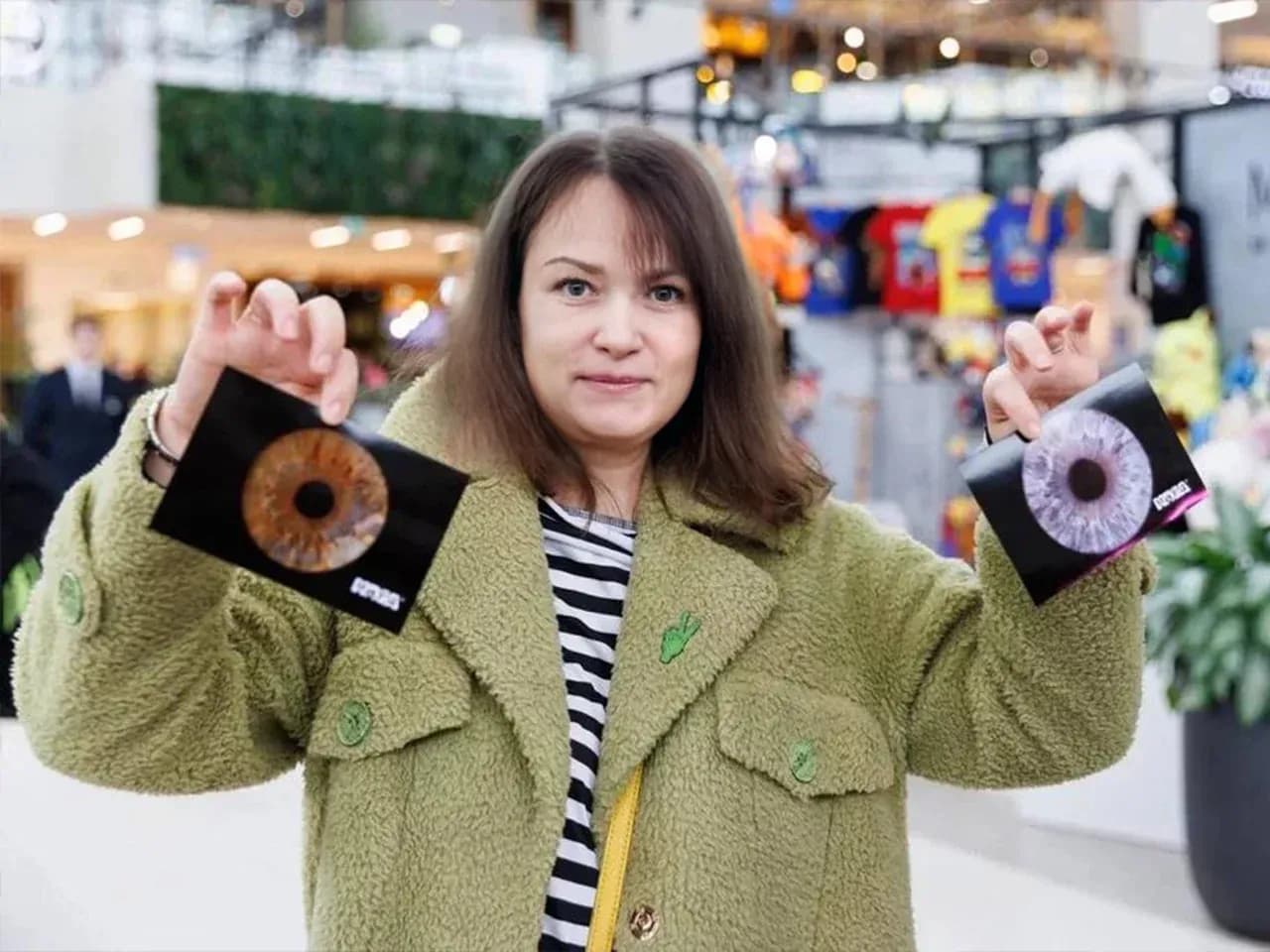 Девушка держит в руках снимок глаза