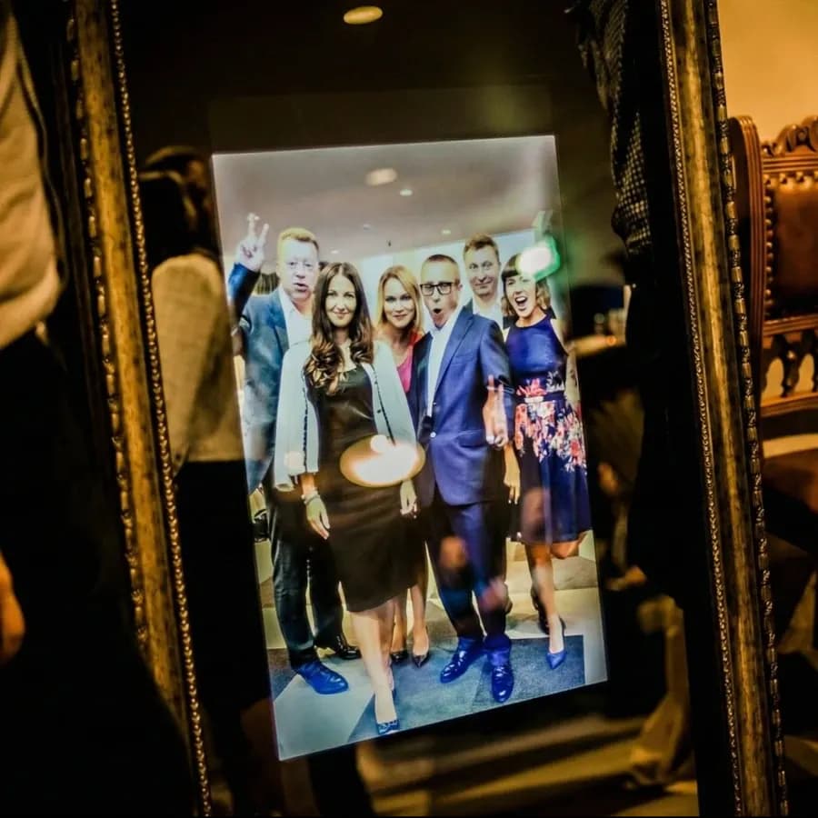 Фотозеркало на мероприятии: гости фотографируются у зеркальной стойки