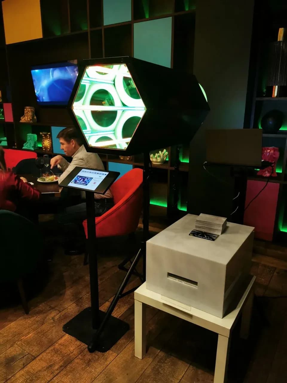 Стандартный калейдоскоп рядом с принтером для фотографий