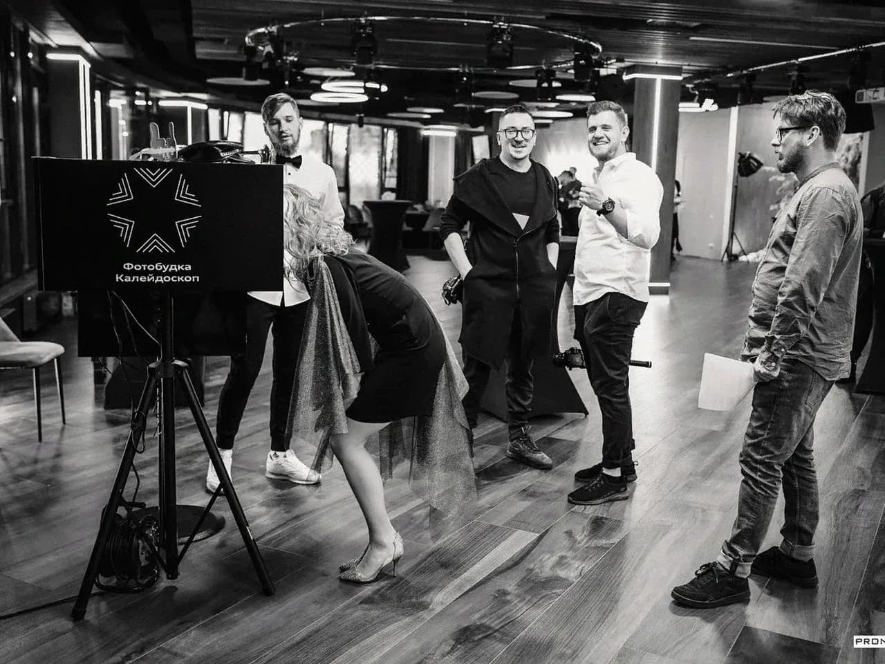 Гости фотографируются в калейдоскоп