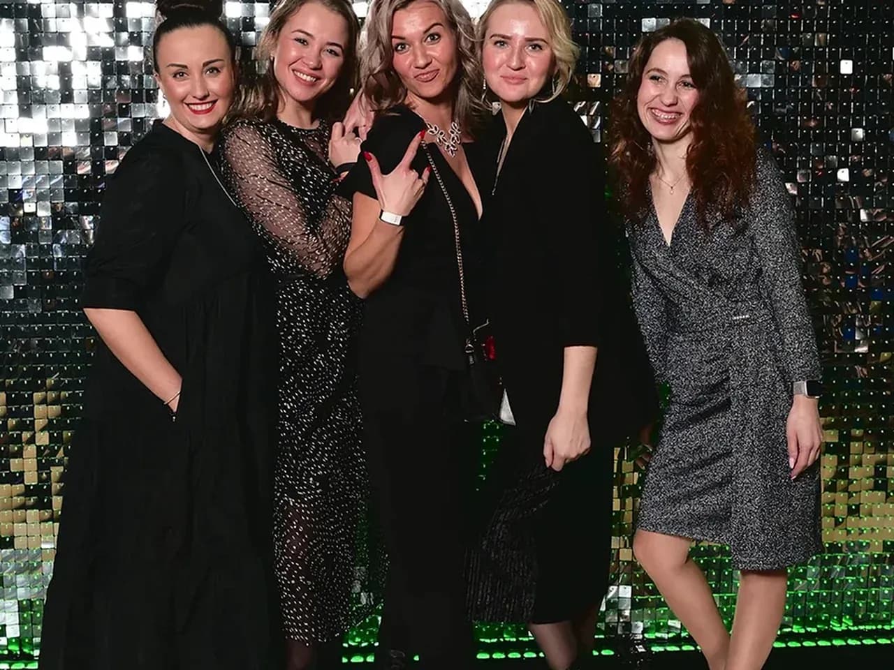 Групповое фото на фоне пайеток