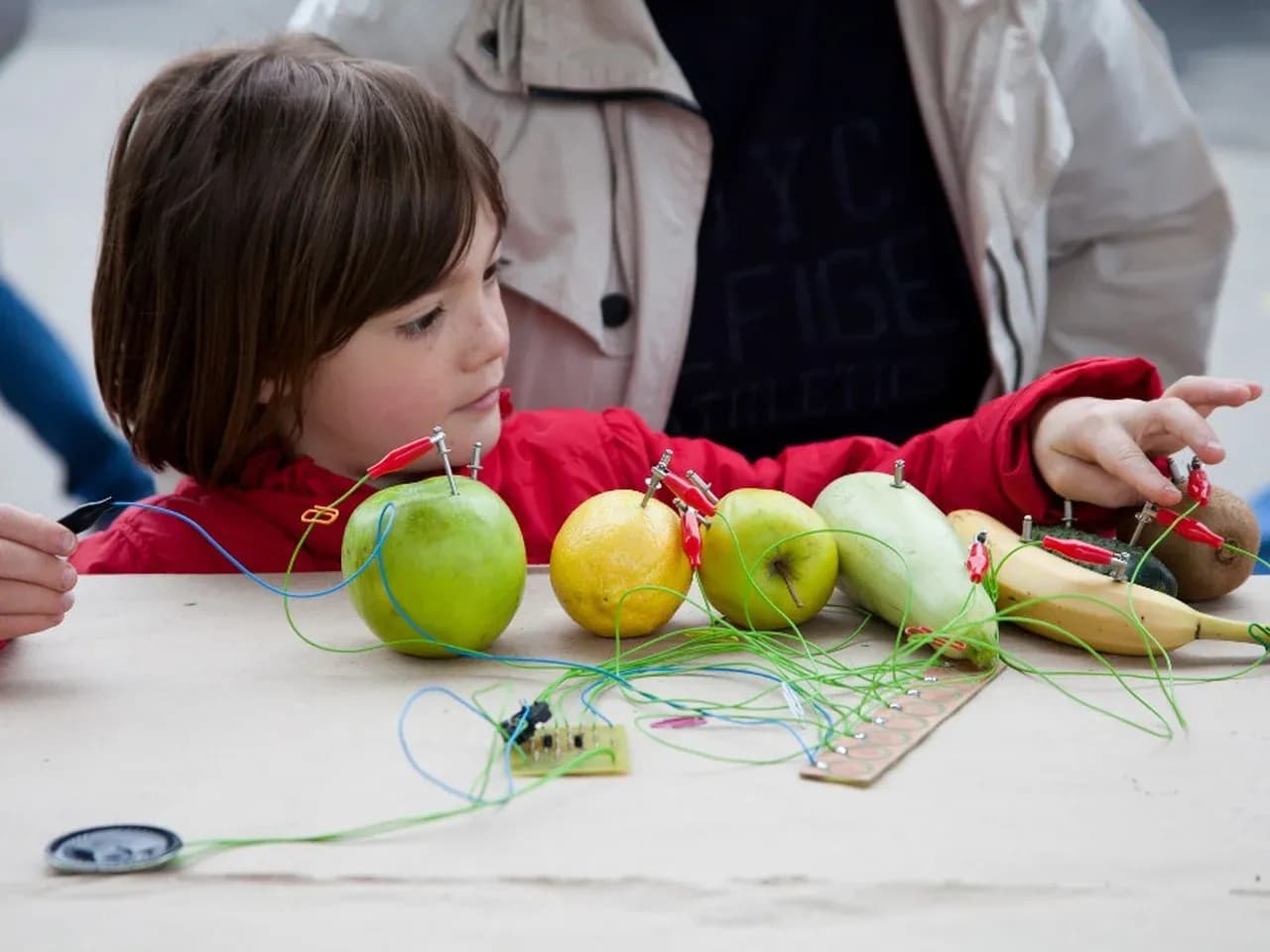 Фруктовый оркестр для детей: ребёнок играет на интерактиве с фруктами