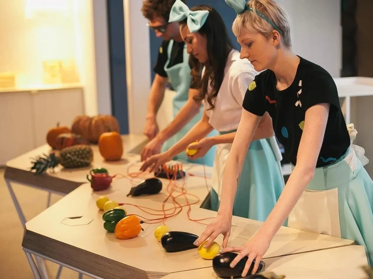 Фруктовый оркестр на событии: участники создают ритм на музыкальных фруктах