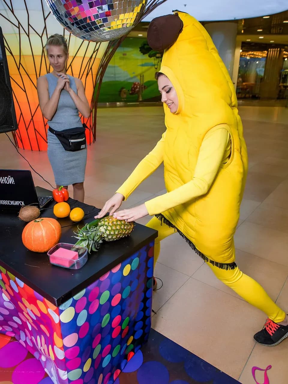 Фруктовый оркестр на мероприятии: ассистент играет на интерактиве в костюме