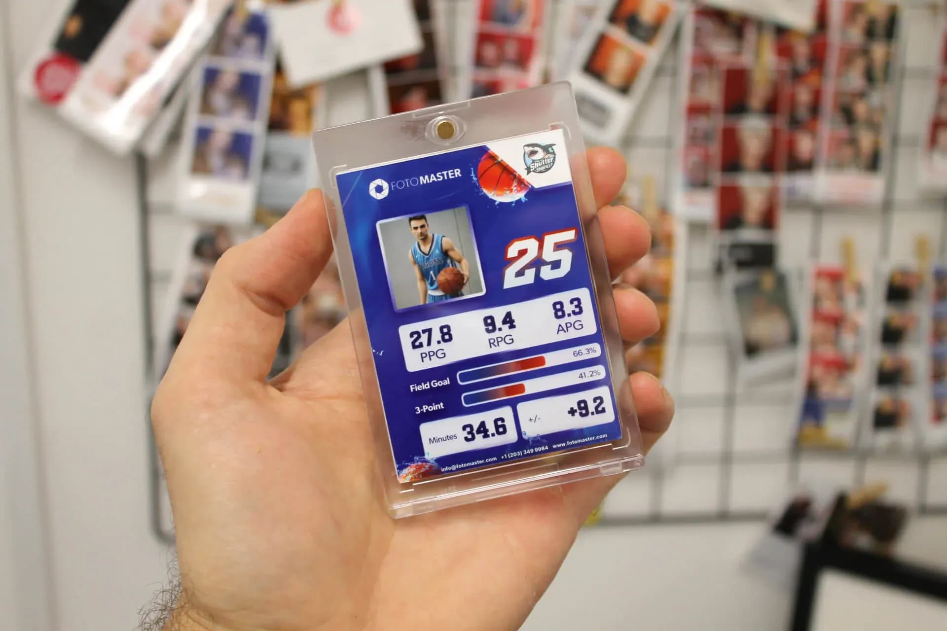 Спортивная карточка в руке у ассистента