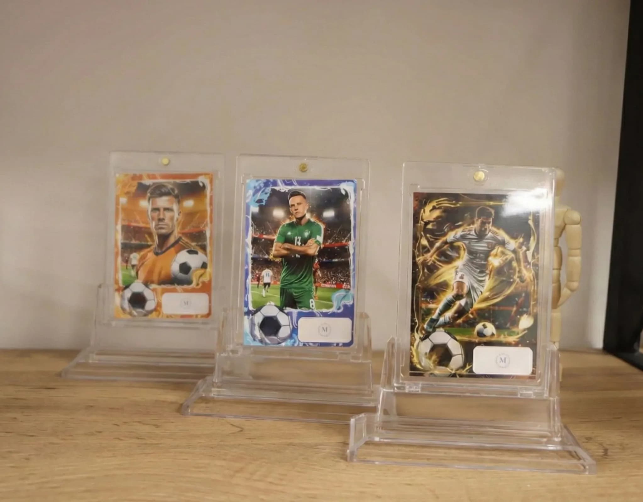 Спортивные карточки на пластиковых подставках на столе