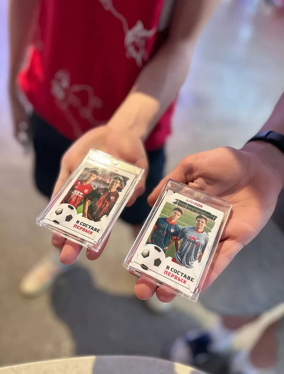 Две карточки у игроков в руках