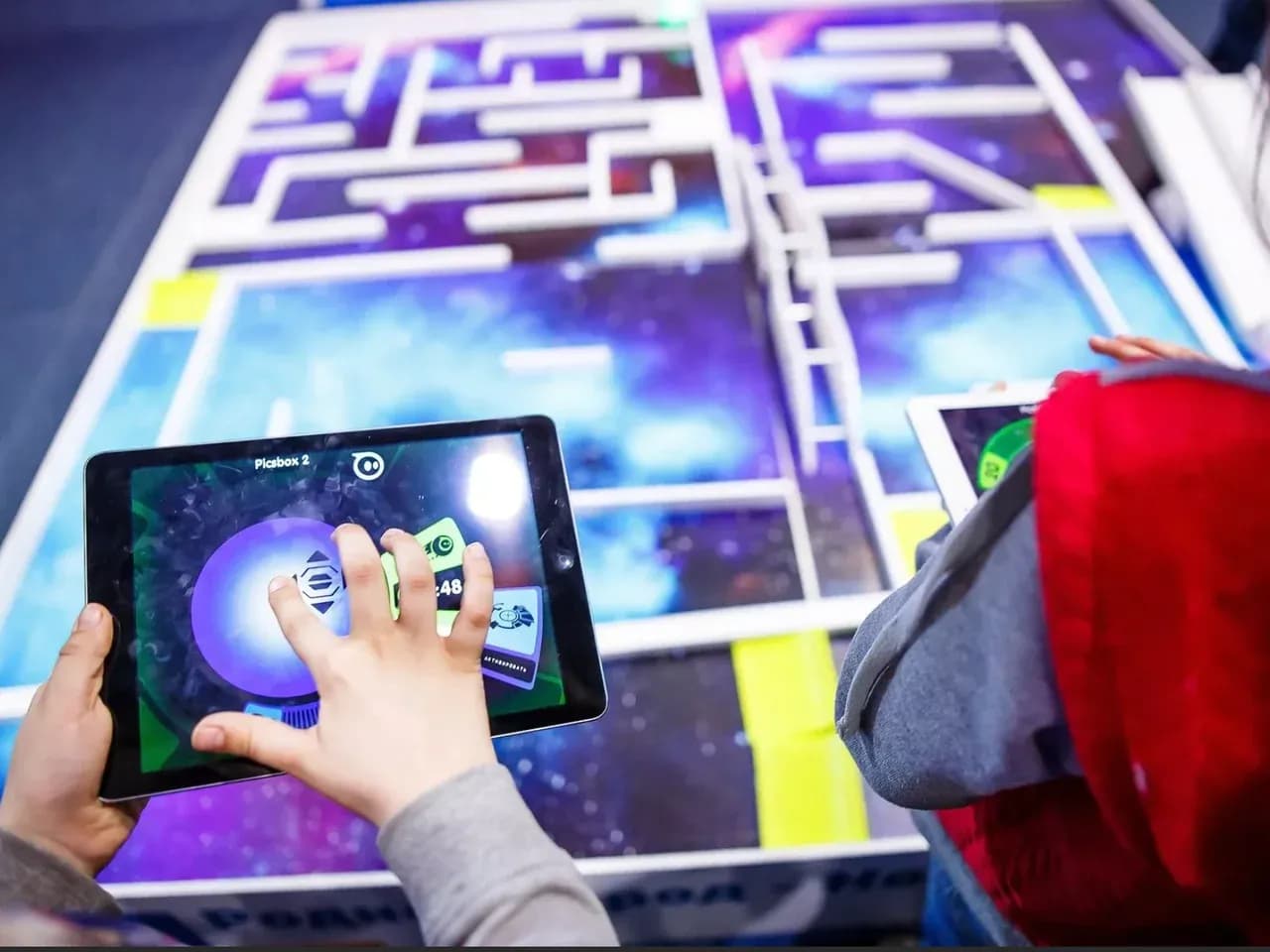 Управление робошаром с планшета: экран с robot ball control и трасса лабиринта