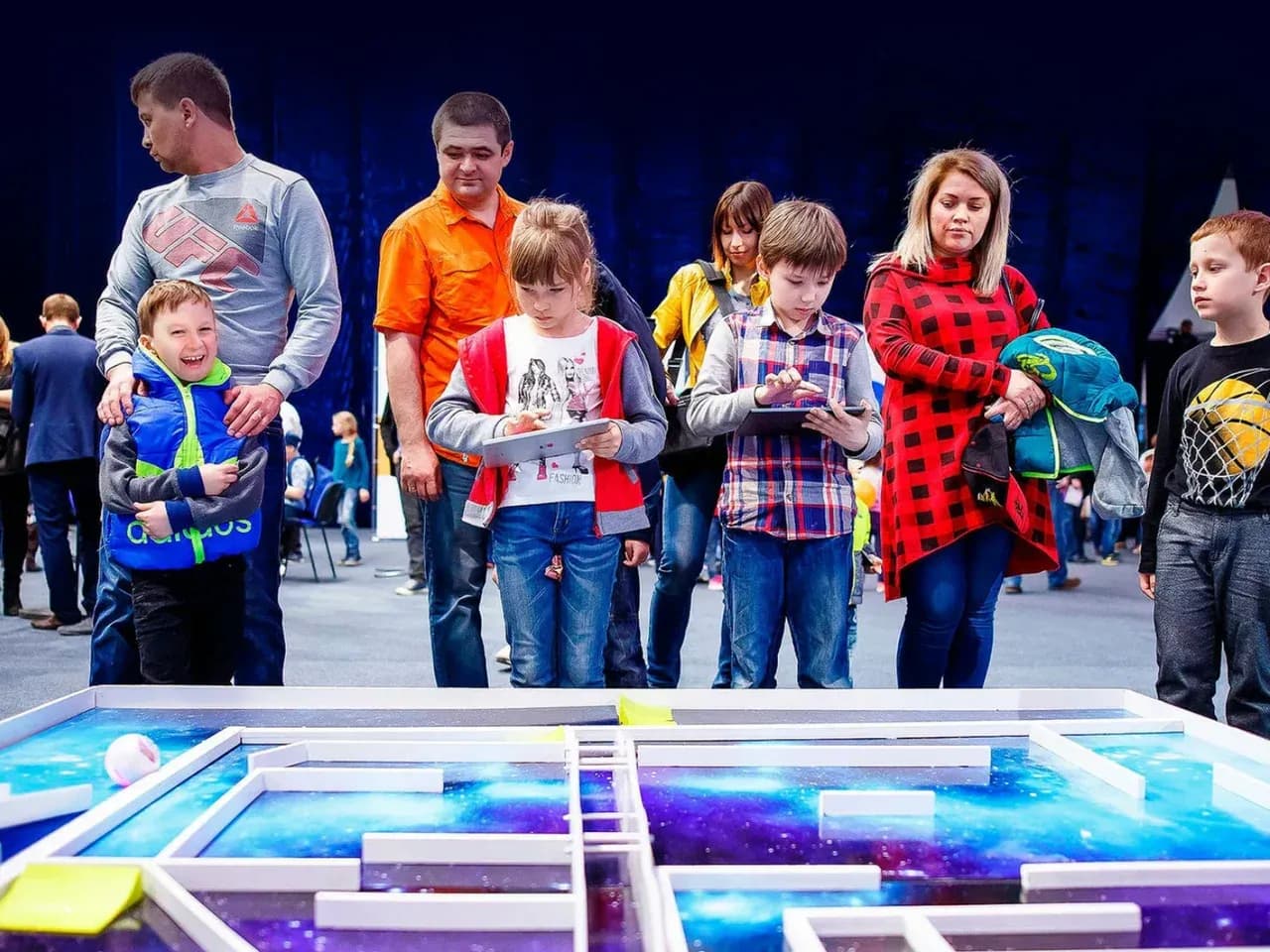 Гонки на робошарах для мероприятий: участники у трассы и роботы-шары